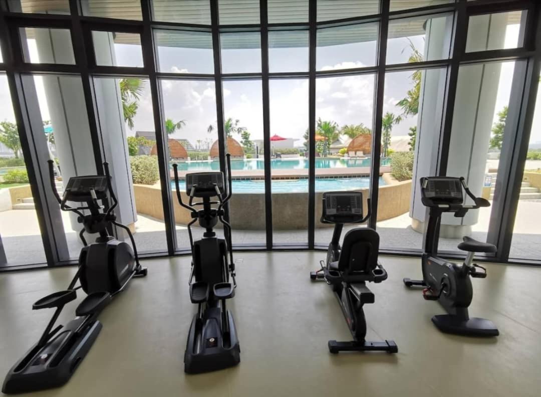 Almas Suites Poolview Netflix 100Mbps Bystay Nusajaya  Esterno foto