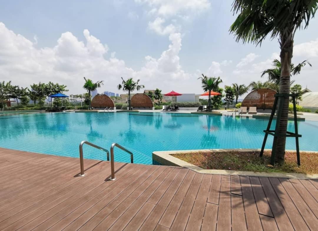 Almas Suites Poolview Netflix 100Mbps Bystay Nusajaya  Esterno foto